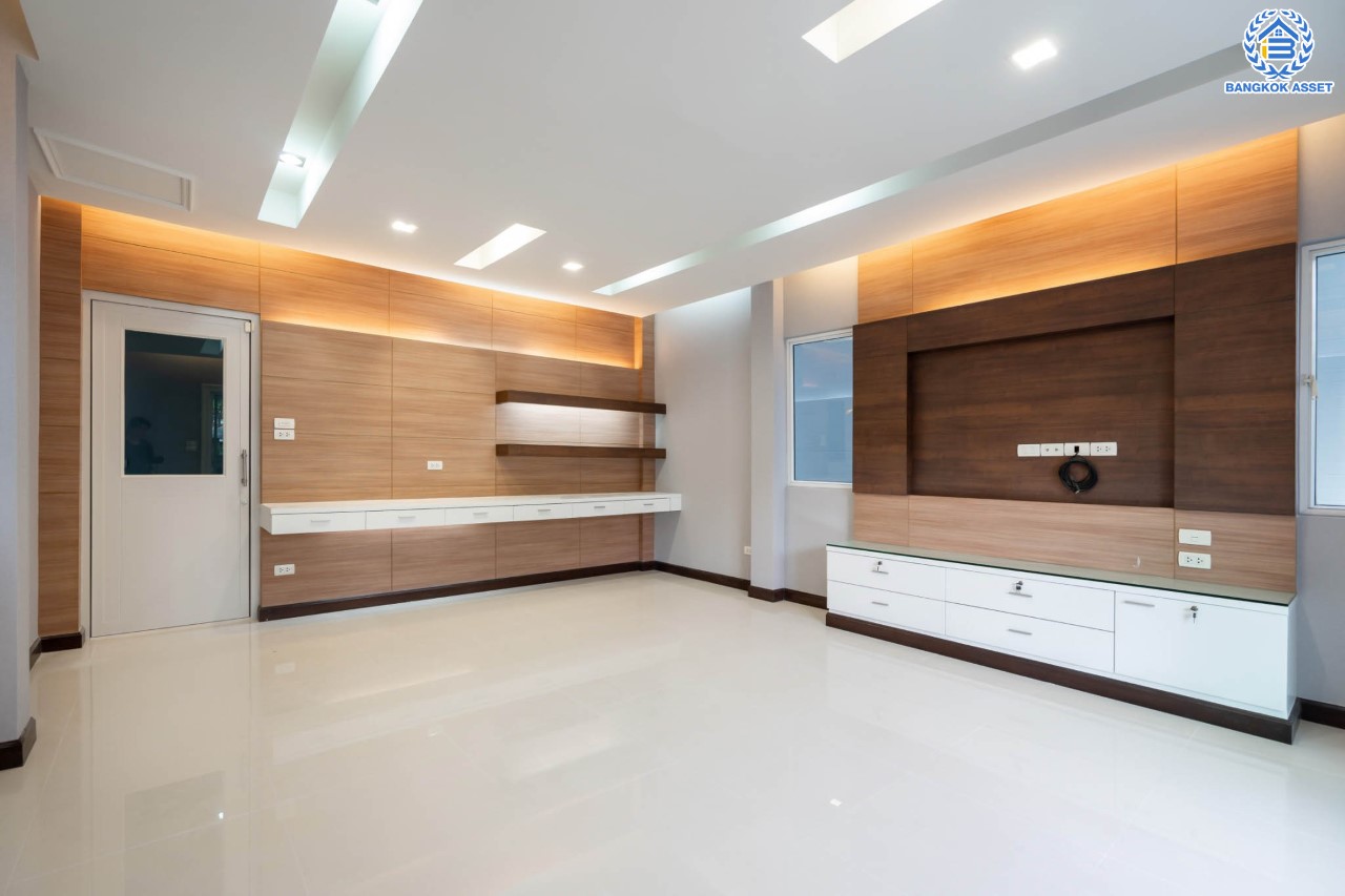 บ้านมือสองตกแต่งใหม่ คฤหาสน์หลังใหญ่พิเศษ!! เนื้อที่ 113 ตร.ว. #แปลงมุม ม.ปริญญดา ติดพุทธมณฑลสาย2  พื้นที่ใช้สอยมากกว่า 500 ตร.ม. ฟังก์ชันจัดเต็ม 4 ห้องนอน 7 ห้องน้ำ 1 Living Room 1 ห้องอเนกประสงค์ และ 1 ห้องแม่บ้าน จอดรถได้ 4 คัน บนทำเลเดินทางสะดวก ใกล้ทางคู่ขนานลอยฟ้าบรมราชชนนี, เซ็นทรัลปิ่นเกล้า และม.มหิดล